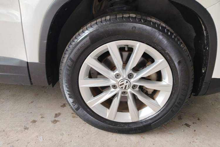 Used Volkswagen Tiguan 2016 280TSI Automatic Two-Wheel-Drive Silk Road Style Edition Right Front Wheel Hub