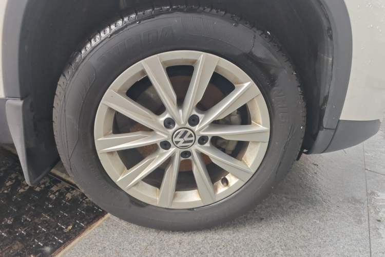 Used Volkswagen Tiguan 2016 280TSI Automatic Two-Wheel Drive Silk Road Comfort Edition Right Front Wheel Hub