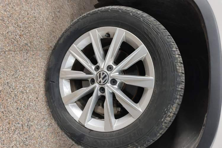 Used Volkswagen Tiguan 2016 280TSI Automatic Two-Wheel Drive Silk Road Comfort Edition Right Front Wheel Hub