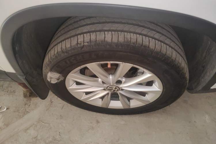 Used Volkswagen Tiguan 2016 280TSI Automatic Two-Wheel-Drive Silk Road Style Edition Right Front Wheel Hub
