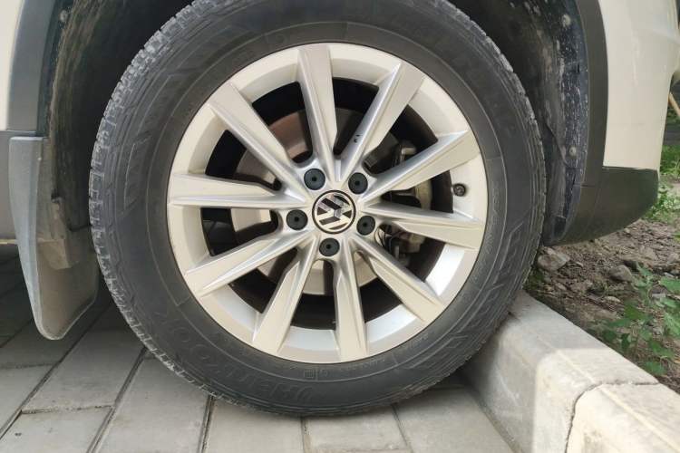 Used Volkswagen Tiguan 2016 280TSI Automatic Two-Wheel-Drive Silk Road Style Edition Right Front Wheel Hub