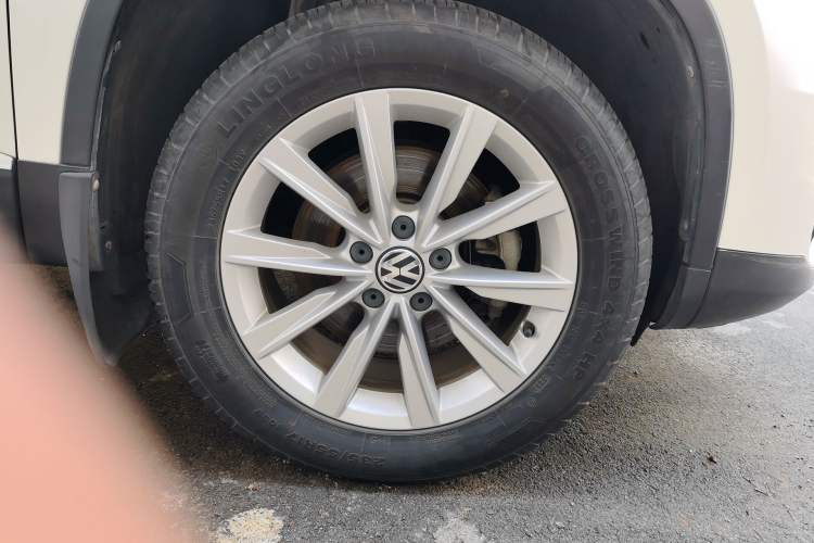 Used Volkswagen Tiguan 2016 280TSI Automatic Two-Wheel Drive Silk Road Comfort Edition Right Front Wheel Hub