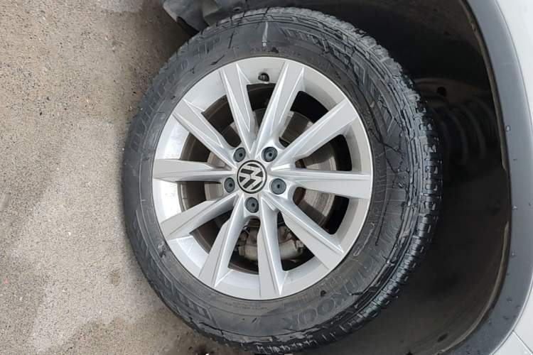Used Volkswagen Tiguan 2016 280TSI Automatic Two-Wheel-Drive Silk Road Style Edition Right Front Wheel Hub