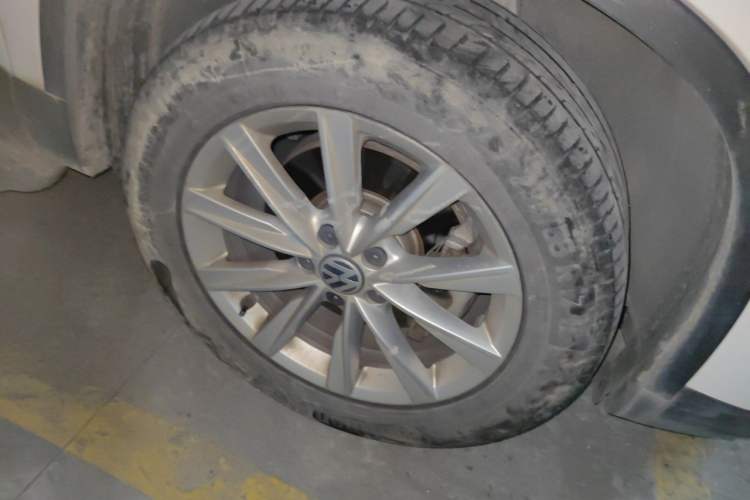 Used Volkswagen Tiguan 2016 280TSI Automatic Two-Wheel-Drive Silk Road Style Edition Right Front Wheel Hub
