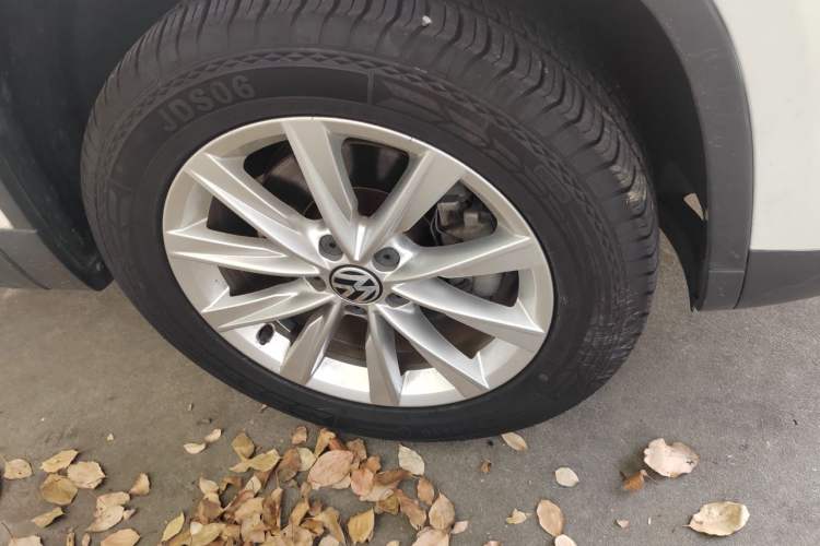 Used Volkswagen Tiguan 2016 280TSI Automatic Two-Wheel Drive Silk Road Comfort Edition Right Front Wheel Hub
