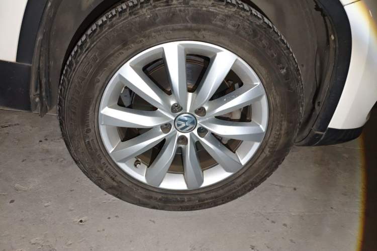 Used Volkswagen Tiguan 2016 2.0 TSI Four-Wheel Drive Standard Version Right Front Wheel Hub