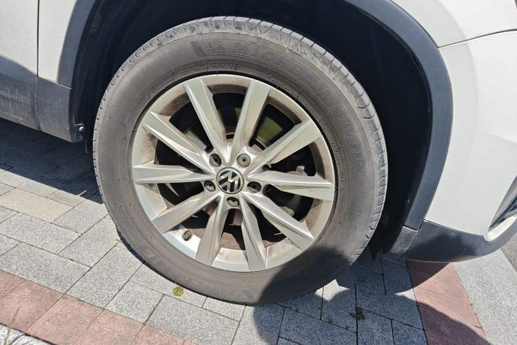 Used Volkswagen Tiguan 2016 280TSI Automatic Two-Wheel Drive Silk Road Comfort Edition Right Front Wheel Hub