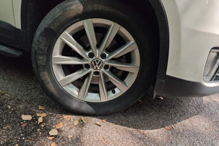 Used Volkswagen Tiguan 2016 280TSI Automatic Two-Wheel-Drive Silk Road Style Edition Right Front Wheel Hub