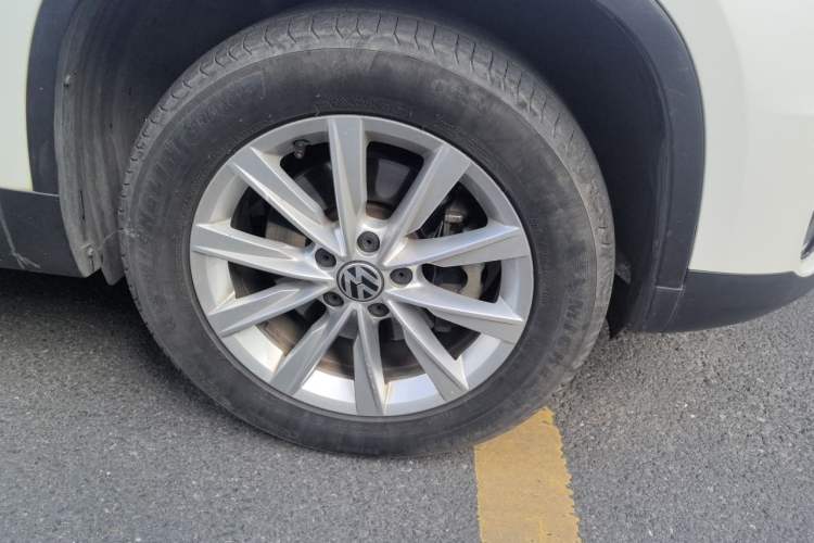 Used Volkswagen Tiguan 2016 280TSI Automatic Two-Wheel Drive Silk Road Comfort Edition Right Front Wheel Hub