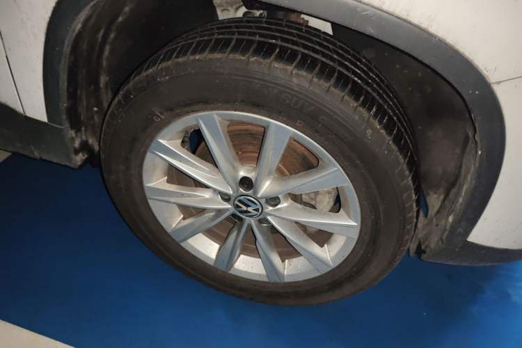 Used Volkswagen Tiguan 2016 280TSI Automatic Two-Wheel-Drive Silk Road Style Edition Right Front Wheel Hub