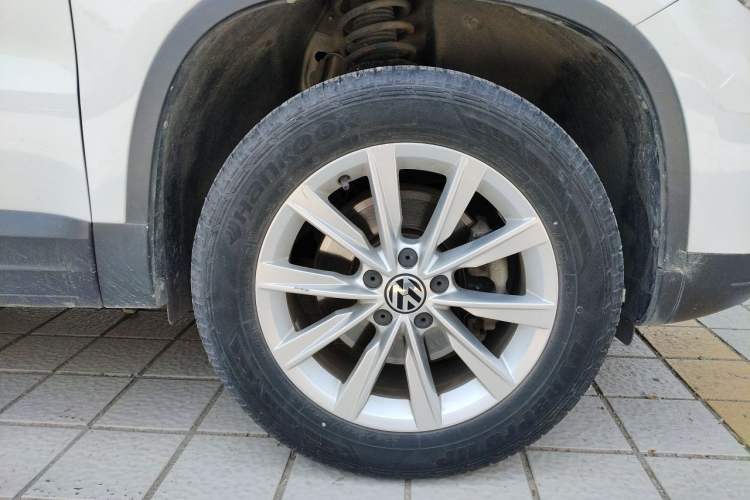 Used Volkswagen Tiguan 2016 280TSI Automatic Two-Wheel-Drive Silk Road Style Edition Right Front Wheel Hub