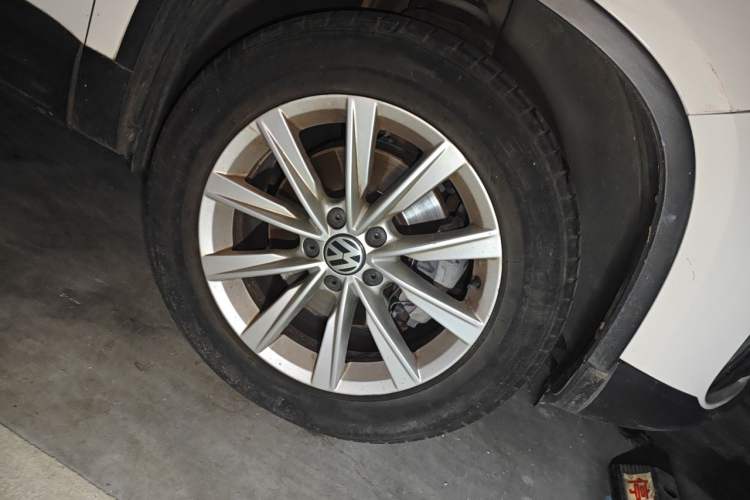 Used Volkswagen Tiguan 2016 280TSI Automatic Two-Wheel-Drive Silk Road Style Edition Right Front Wheel Hub