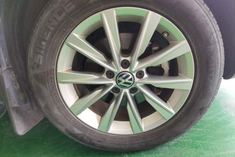 Used Volkswagen Tiguan 2016 280TSI Automatic Two-Wheel-Drive Silk Road Style Edition Right Front Wheel Hub