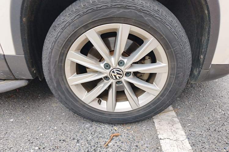 Used Volkswagen Tiguan 2016 280TSI Automatic Two-Wheel Drive Silk Road Comfort Edition Right Front Wheel Hub