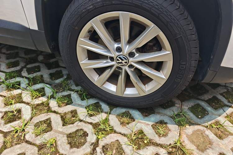 Used Volkswagen Tiguan 2016 280TSI Automatic Two-Wheel Drive Silk Road Comfort Edition Right Front Wheel Hub