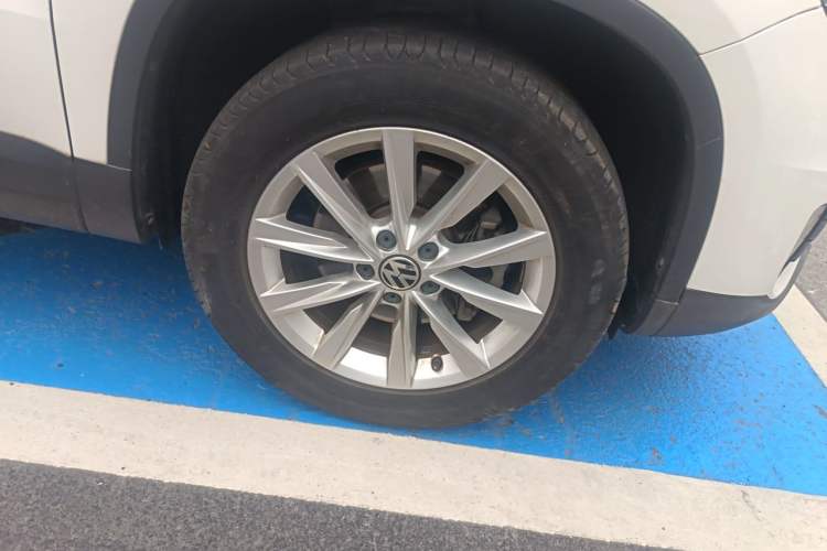 Used Volkswagen Tiguan 2016 280TSI Automatic Two-Wheel Drive Silk Road Comfort Edition Right Front Wheel Hub