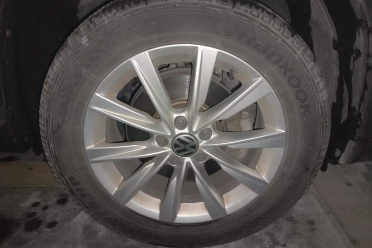 Used Volkswagen Tiguan 2016 280TSI Automatic Two-Wheel Drive Silk Road Comfort Edition Right Front Wheel Hub