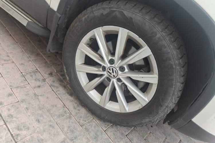 Used Volkswagen Tiguan 2016 280TSI Automatic Two-Wheel-Drive Silk Road Style Edition Right Front Wheel Hub