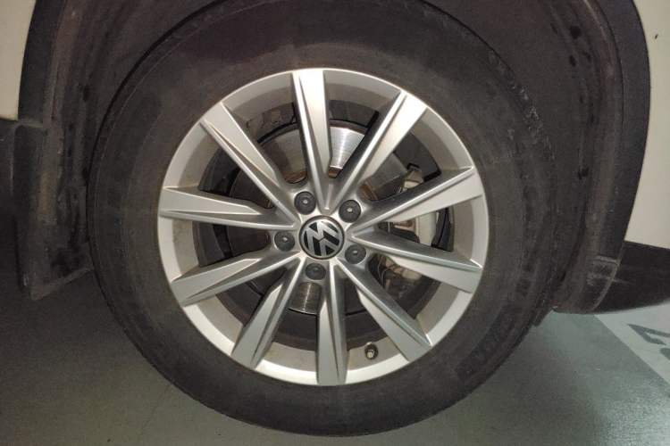 Used Volkswagen Tiguan 2016 280TSI Automatic Two-Wheel Drive Silk Road Comfort Edition Right Front Wheel Hub