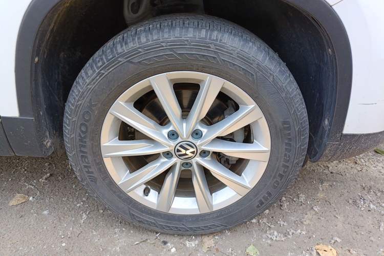 Used Volkswagen Tiguan 2016 280TSI Automatic Two-Wheel Drive Silk Road Comfort Edition Right Front Wheel Hub