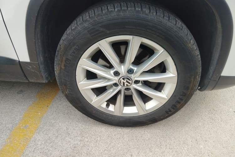 Used Volkswagen Tiguan 2016 280TSI Automatic Two-Wheel-Drive Silk Road Style Edition Right Front Wheel Hub