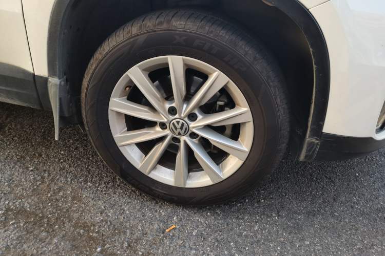 Used Volkswagen Tiguan 2016 280TSI Automatic Two-Wheel Drive Silk Road Comfort Edition Right Front Wheel Hub