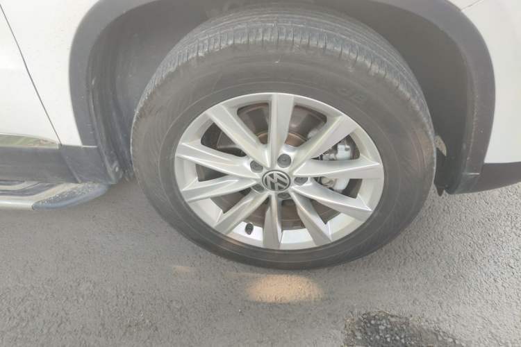 Used Volkswagen Tiguan 2016 280TSI Automatic Two-Wheel Drive Silk Road Comfort Edition Right Front Wheel Hub
