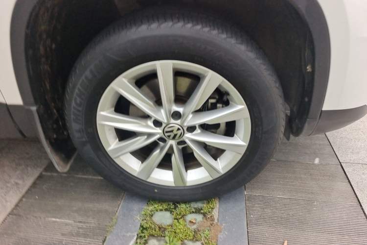 Used Volkswagen Tiguan 2016 280TSI Automatic Two-Wheel-Drive Silk Road Style Edition Right Front Wheel Hub