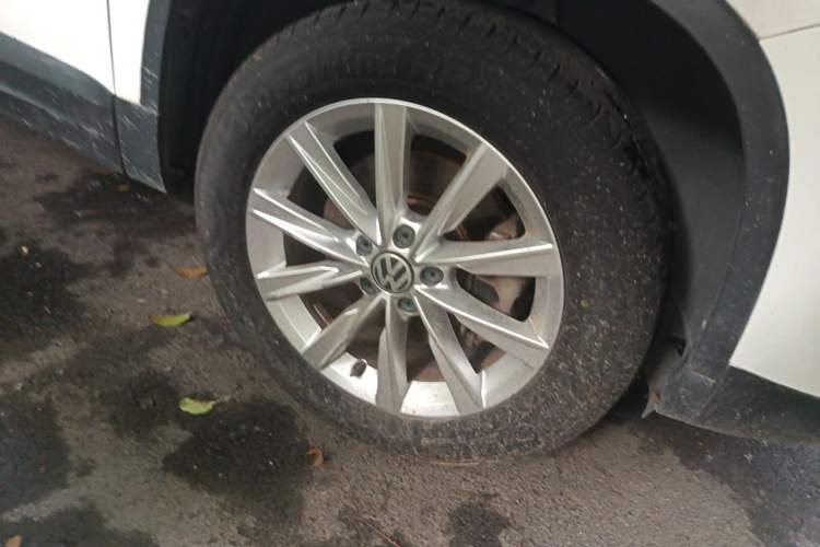 Used Volkswagen Tiguan 2016 280TSI Automatic Two-Wheel Drive Silk Road Comfort Edition Right Front Wheel Hub