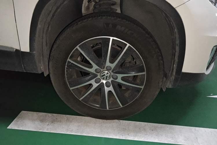Used Volkswagen Tiguan 2016 330TSI Automatic All-Wheel Drive Luxury Edition Right Front Wheel Hub