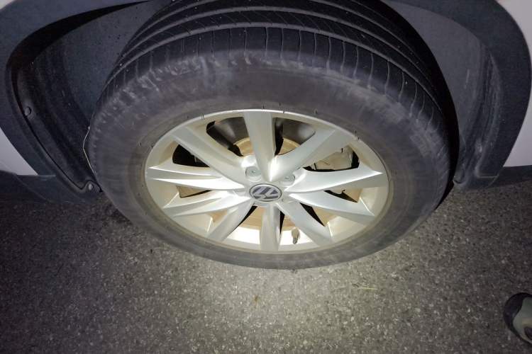 Used Volkswagen Tiguan 2016 280TSI Automatic Two-Wheel Drive Silk Road Comfort Edition Right Front Wheel Hub
