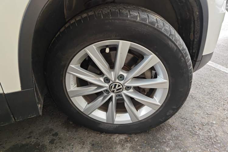 Used Volkswagen Tiguan 2016 280TSI Automatic Two-Wheel-Drive Silk Road Style Edition Right Front Wheel Hub