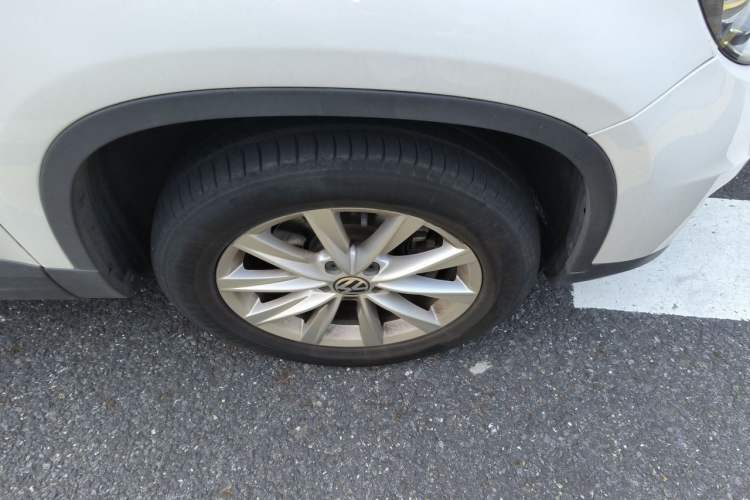 Used Volkswagen Tiguan 2016 280TSI Automatic Two-Wheel-Drive Silk Road Style Edition Right Front Wheel Hub