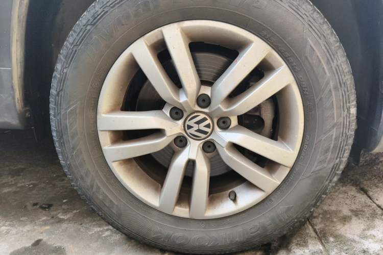 Used Volkswagen Tiguan 2016 300TSI Manual Two-Wheel Drive Trend Edition Right Front Wheel Hub