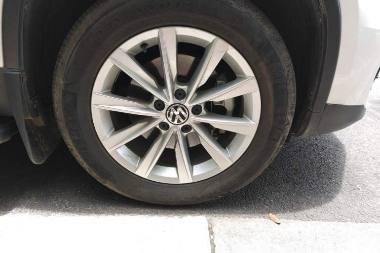 Used Volkswagen Tiguan 2016 280TSI Automatic Two-Wheel Drive Silk Road Comfort Edition Right Front Wheel Hub