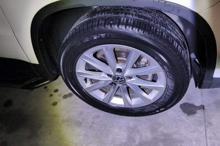 Used Volkswagen Tiguan 2016 280TSI Automatic Two-Wheel Drive Silk Road Comfort Edition Right Front Wheel Hub