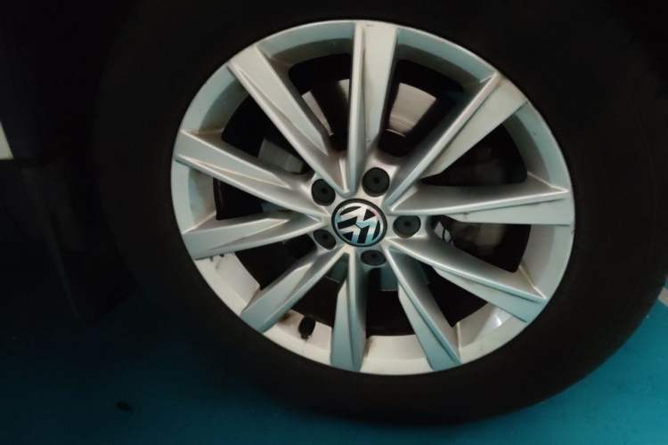 Used Volkswagen Tiguan 2016 280TSI Automatic Two-Wheel Drive Silk Road Comfort Edition Right Front Wheel Hub