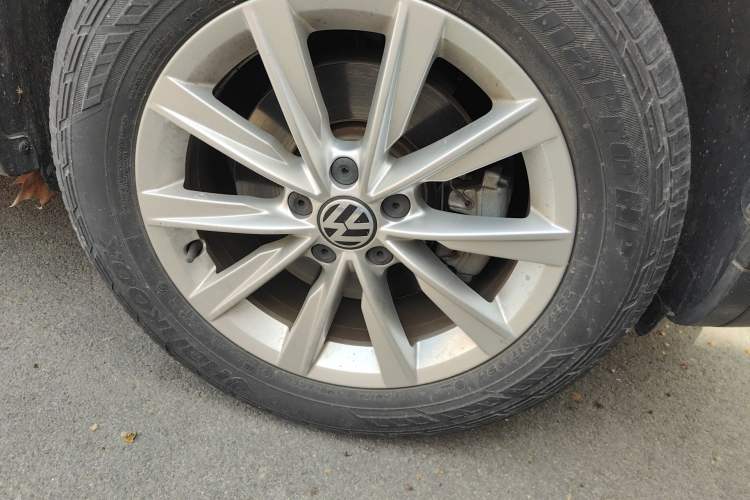 Used Volkswagen Tiguan 2016 280TSI Automatic Two-Wheel-Drive Silk Road Style Edition Right Front Wheel Hub