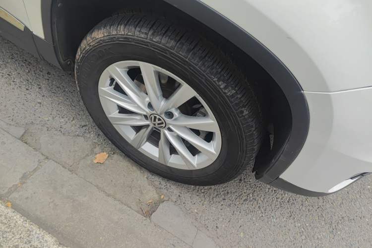 Used Volkswagen Tiguan 2016 280TSI Automatic Two-Wheel-Drive Silk Road Style Edition Right Front Wheel Hub
