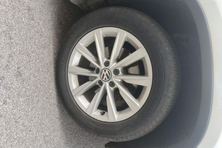 Used Volkswagen Tiguan 2016 280TSI Automatic Two-Wheel Drive Silk Road Comfort Edition Right Front Wheel Hub