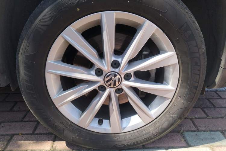 Used Volkswagen Tiguan 2016 280TSI Automatic Two-Wheel-Drive Silk Road Style Edition Right Front Wheel Hub