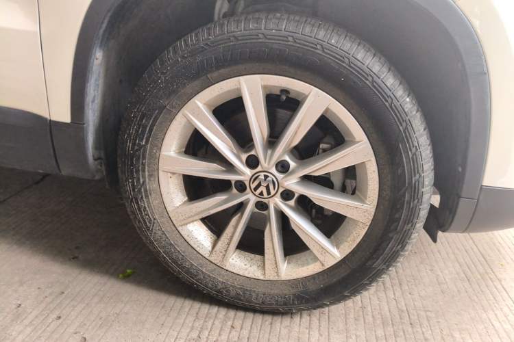 Used Volkswagen Tiguan 2016 280TSI Automatic Two-Wheel Drive Silk Road Comfort Edition Right Front Wheel Hub