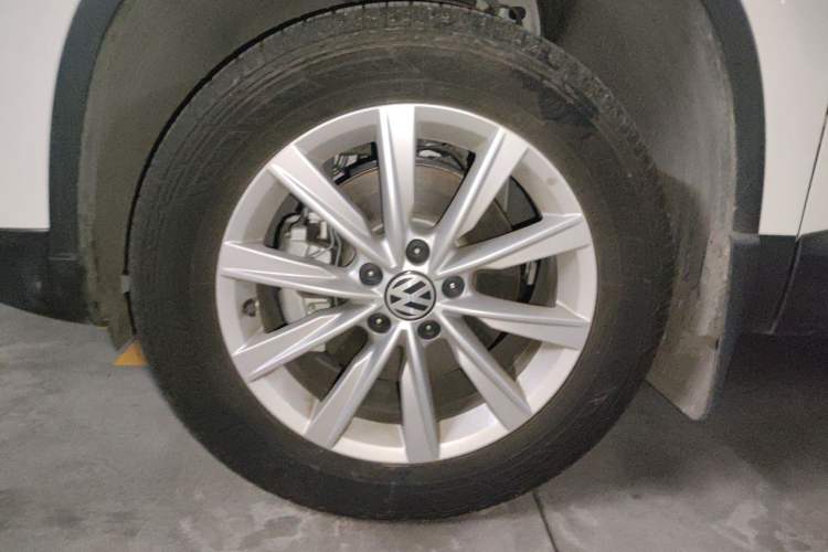 Used Volkswagen Tiguan 2016 280TSI Automatic Two-Wheel-Drive Silk Road Style Edition Right Front Wheel Hub