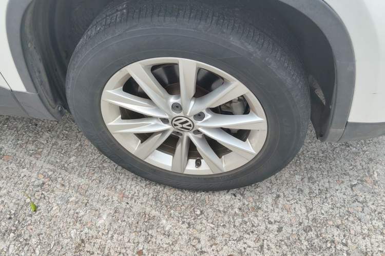 Used Volkswagen Tiguan 2016 280TSI Automatic Two-Wheel Drive Silk Road Comfort Edition Right Front Wheel Hub