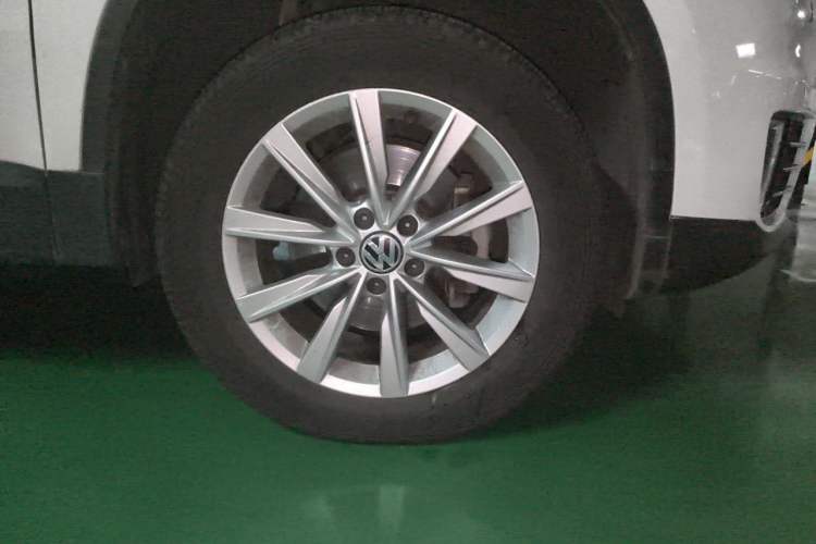 Used Volkswagen Tiguan 2016 280TSI Automatic Two-Wheel-Drive Silk Road Style Edition Right Front Wheel Hub