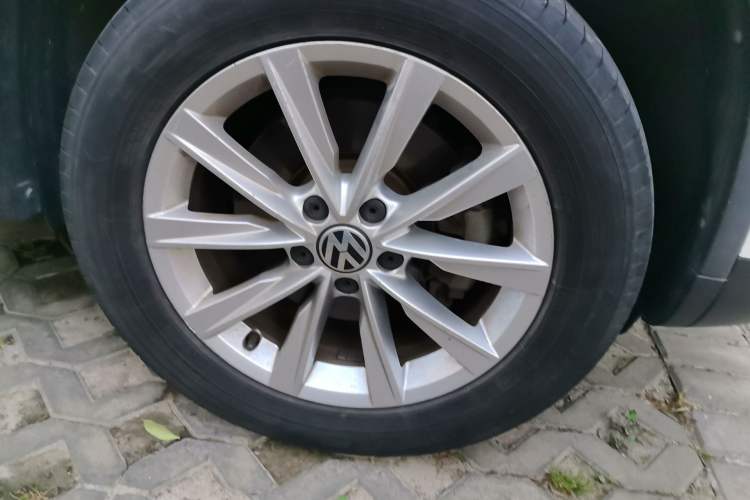 Used Volkswagen Tiguan 2016 280TSI Automatic Two-Wheel Drive Silk Road Comfort Edition Right Front Wheel Hub