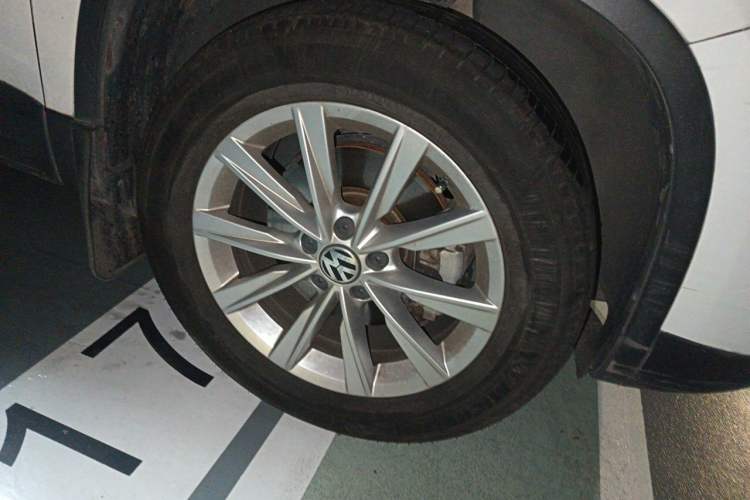 Used Volkswagen Tiguan 2016 280TSI Automatic Two-Wheel Drive Silk Road Comfort Edition Right Front Wheel Hub