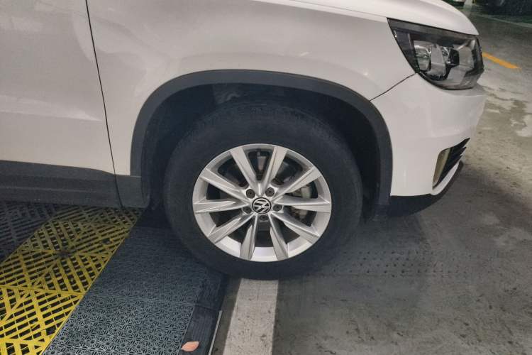 Used Volkswagen Tiguan 2016 280TSI Automatic Two-Wheel-Drive Silk Road Style Edition Right Front Wheel Hub