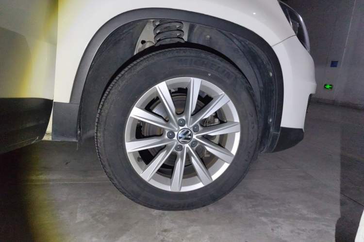 Used Volkswagen Tiguan 2016 280TSI Automatic Two-Wheel Drive Silk Road Comfort Edition Right Front Wheel Hub