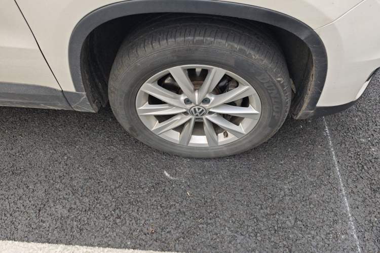 Used Volkswagen Tiguan 2016 280TSI Automatic Two-Wheel Drive Silk Road Comfort Edition Right Front Wheel Hub